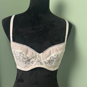 Victoria’s Secret cream lace bra 32C